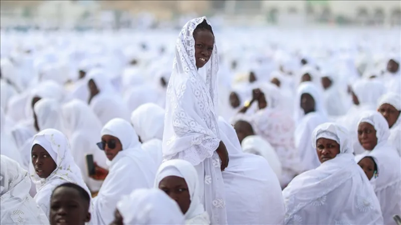 In Senegal, the Eid al-Fitr prayer was performed "in white"